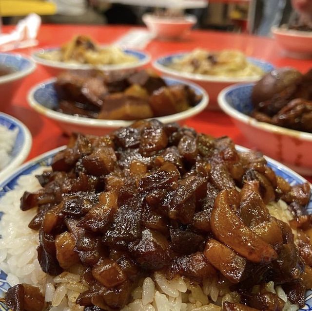 ［台北/萬華］ 小王煮瓜🥒｜2021榮獲必比登推薦美食!超好吃的黑金滷肉飯😍 