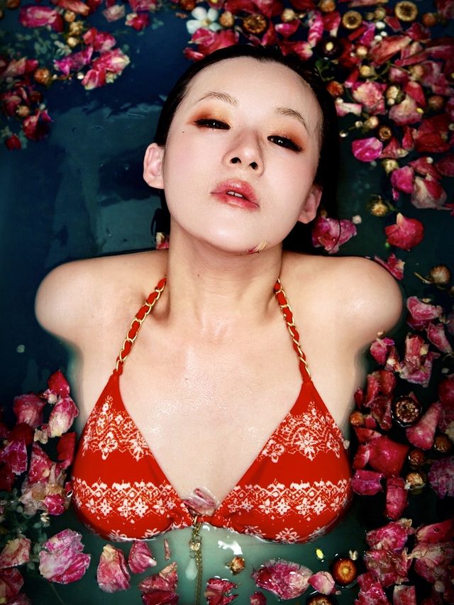 祝我生日快樂！送自己一輯浴缸生日照 