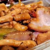 長龍兩餸飯店，排咗半小時至買😱好有鑊氣，東張西望也有介紹過㗎！