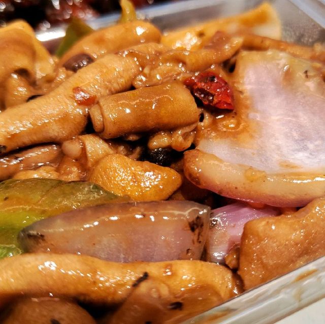 長龍兩餸飯店，排咗半小時至買😱好有鑊氣，東張西望也有介紹過㗎！