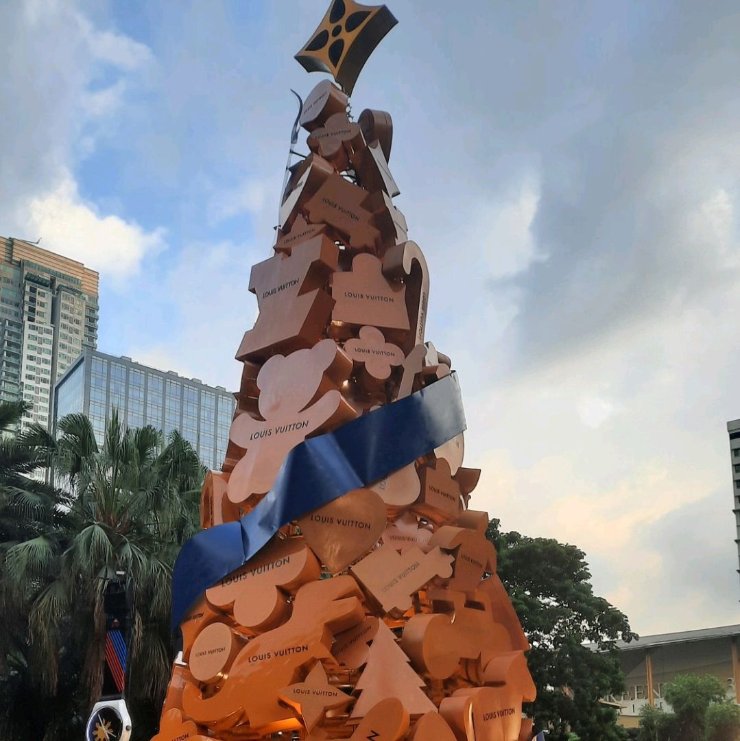 louis vuitton christmas tree greenbelt