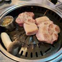 제주 노형동 맛집)돈사촌 - 육즙 폭발하는 제주 흑돼지 근고기전문점