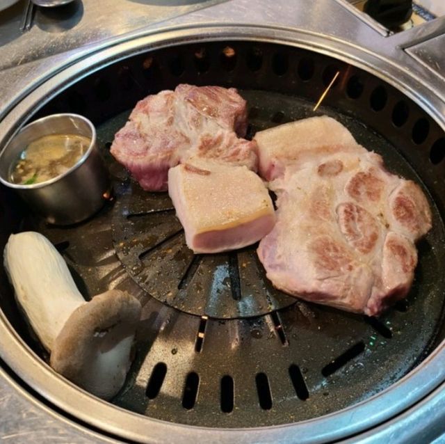 제주 노형동 맛집)돈사촌 - 육즙 폭발하는 제주 흑돼지 근고기전문점