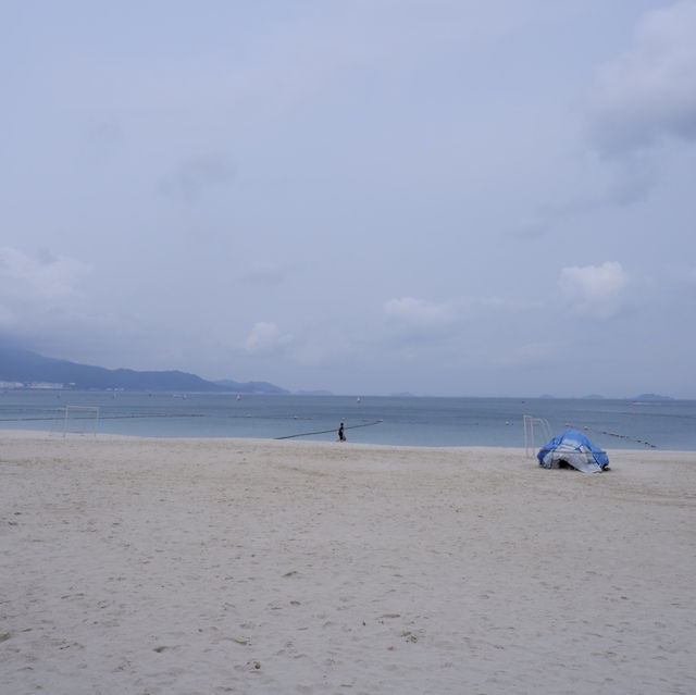 澄澈海水輕拍銀灘