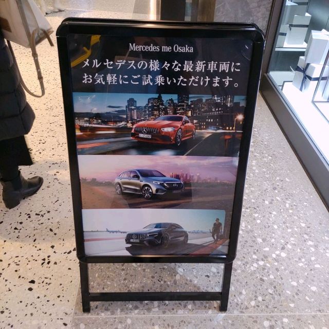 大阪！メルセデスベンツを見ながらカフェでくつろぐ