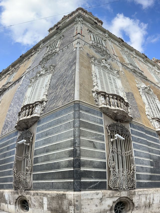 Gorgeous palace and ceramics in Valencia