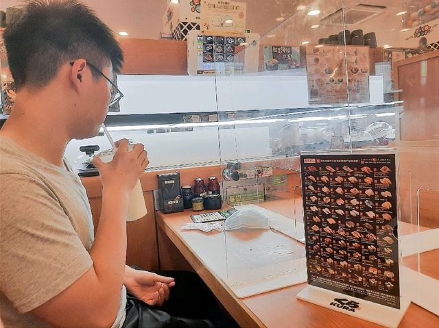 【新北】迴轉壽司初體驗|角落生物扭蛋|くら寿司 藏壽司 三重捷運路店