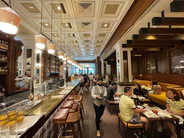 Breakfast in a modern colonial setting