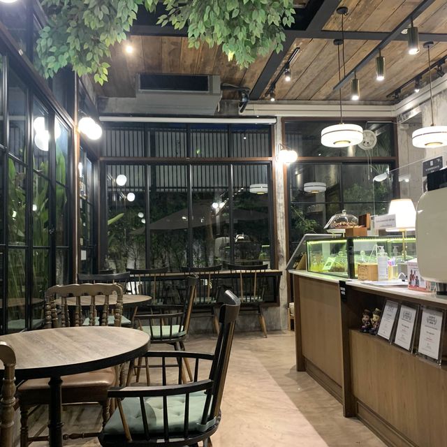 The Oqposite คาเฟ่เล็กๆใกล้วัดโสมนัส