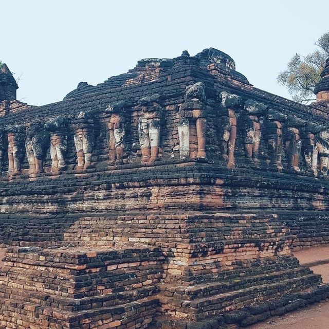 เที่ยวชมอุทยานประวัติศาสตร์กำแพงเพชร