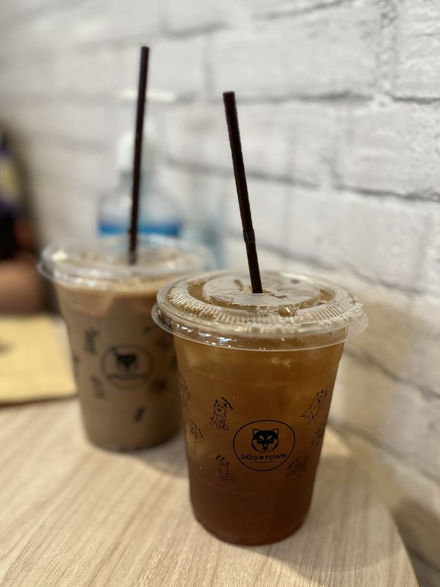 🇹🇭曼谷 狗狗cafe 一大堆狗狗圍住你轉🐶