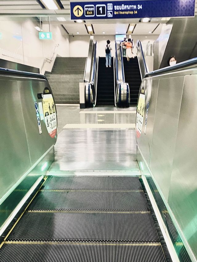 อิสระภาพ รถไฟฟ้า Mrt นักท่องเที่ยวแน่นมาก | กทม.