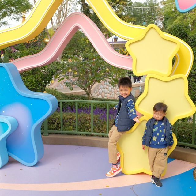 充滿聖誕氣氛的迪士尼樂園