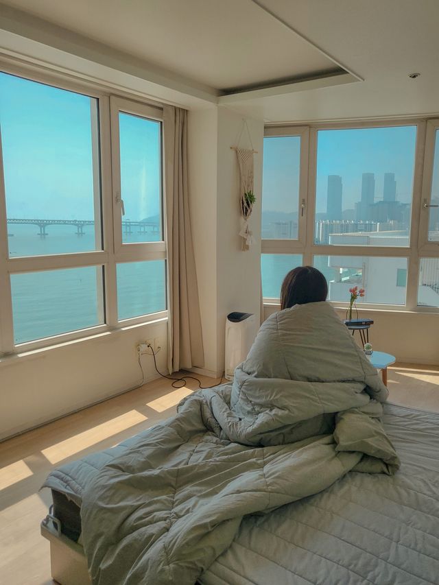 광안대교가 한눈에 보이는 바다뷰 가성비 감성숙소 ‘바다의숙소’