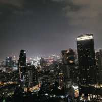 鮮紅色的Rooftop Bar內觀看廣闊夜景