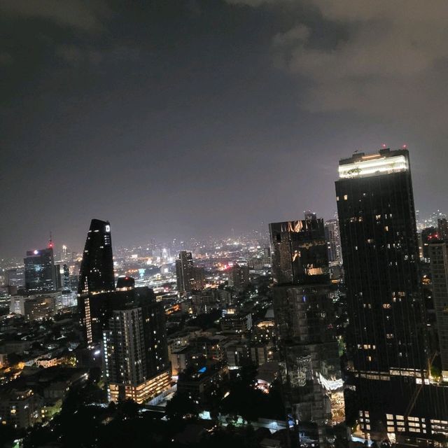 鮮紅色的Rooftop Bar內觀看廣闊夜景