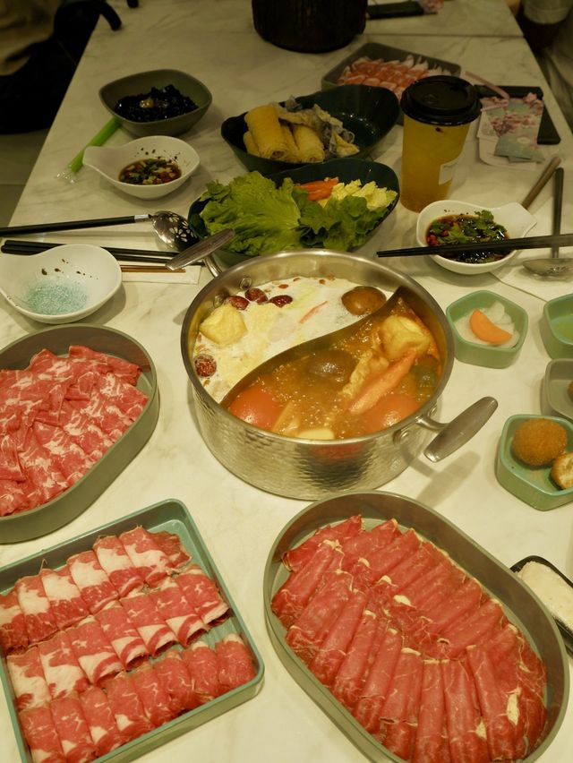 櫻花樹下台式火鍋，真材實料的湯底和高質牛肉 