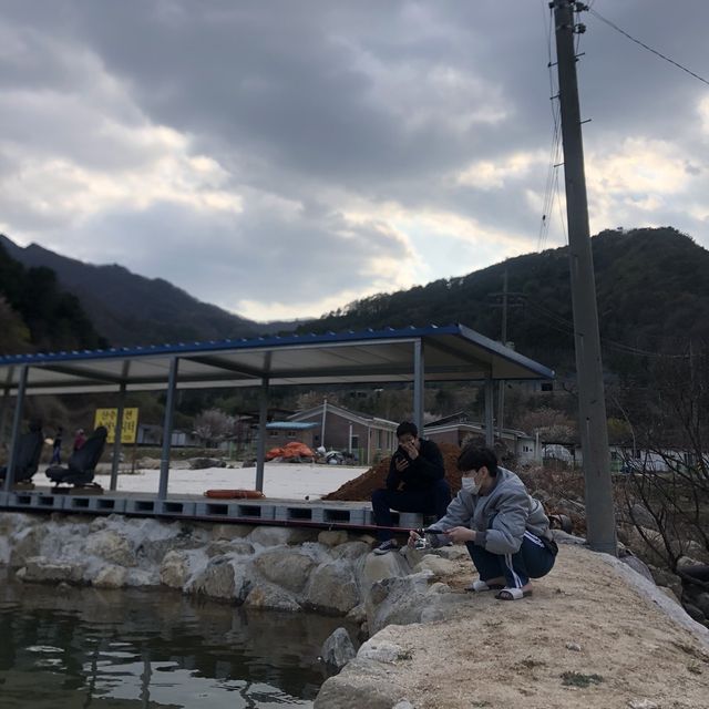 가평으로 송어 양식장 낚시 피크닉_송어낚시산수펜션