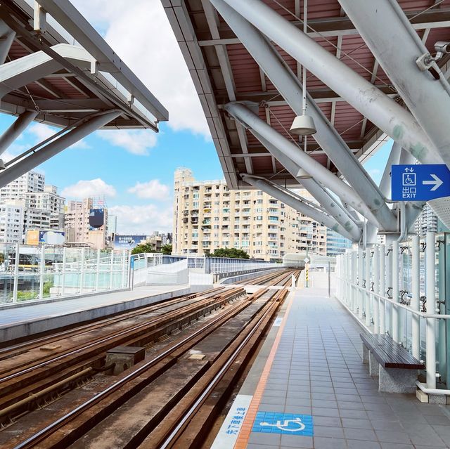沿路美景令人著迷｜真愛碼頭輕軌｜車上吹冷氣賞風景好舒服