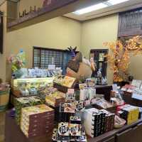地域のお土産がさまざまあるお店