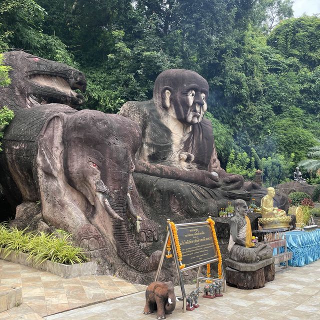 ถ้ำผาแด่น สกลนคร 🙏🙏