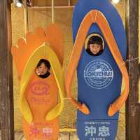 #沖繩親子無料活動 #近距離超震撼😆😆#沖繩親子行程 #超大隻鯊魚