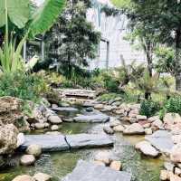 ☕คาเฟ่ที่ไม่ลับ มีมุมน้ำตกที่ให้เด็กลงเดินได้🏝
