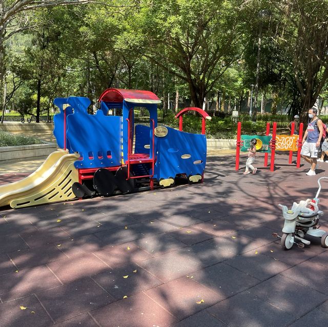 很大的室外兒童遊樂場