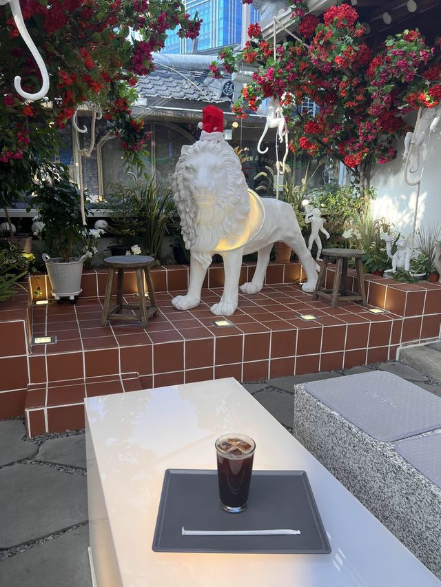 韓国/ソウル【益善洞】キリンやライオンのオブジェがある🦒🦁広々としたカフェ