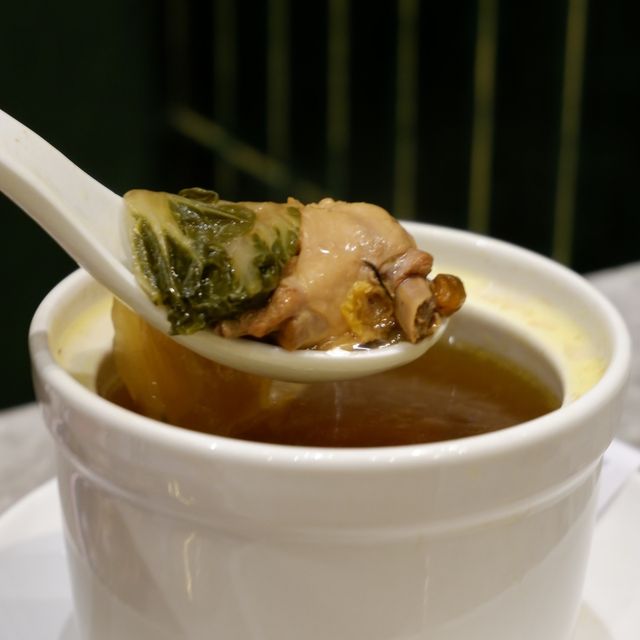 貼地價龍蝦荷葉飯和點心 