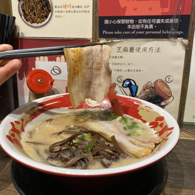 不過不失的豚骨拉麵  