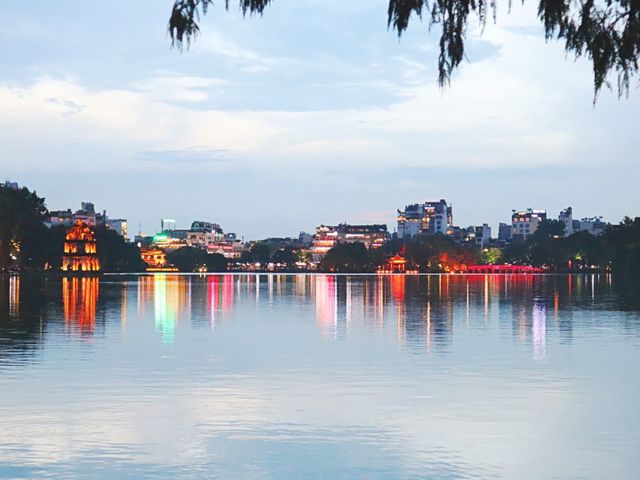 호수의 도시 하노이 사람들의 휴식처 호안끼엠 호수의 밤