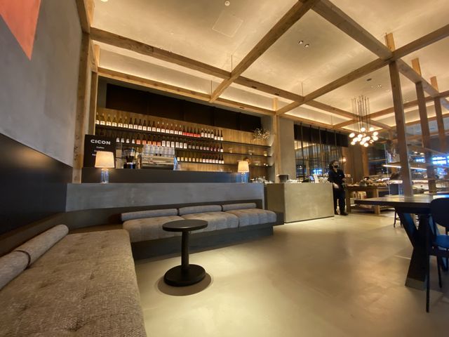 京都。サンドイッチに惣菜パン。彩豊かなホテル併設ベーカリー。