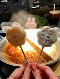 【✨湊湊火鍋店🍲 可愛企鵝造型墨魚丸 任添鴨血豆腐😻 仲有夜市遊戲區😆】