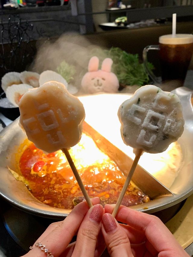 【✨湊湊火鍋店🍲 可愛企鵝造型墨魚丸 任添鴨血豆腐😻 仲有夜市遊戲區😆】