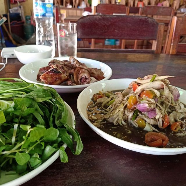 แวะกินตำหลวงพระบางแซ่บ ที่ร้านอาหารดอกแก้ว