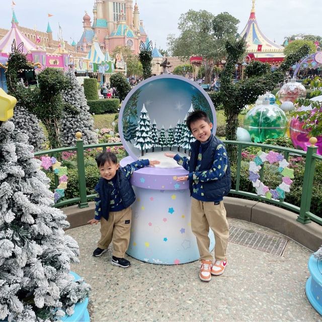 充滿聖誕氣氛的迪士尼樂園