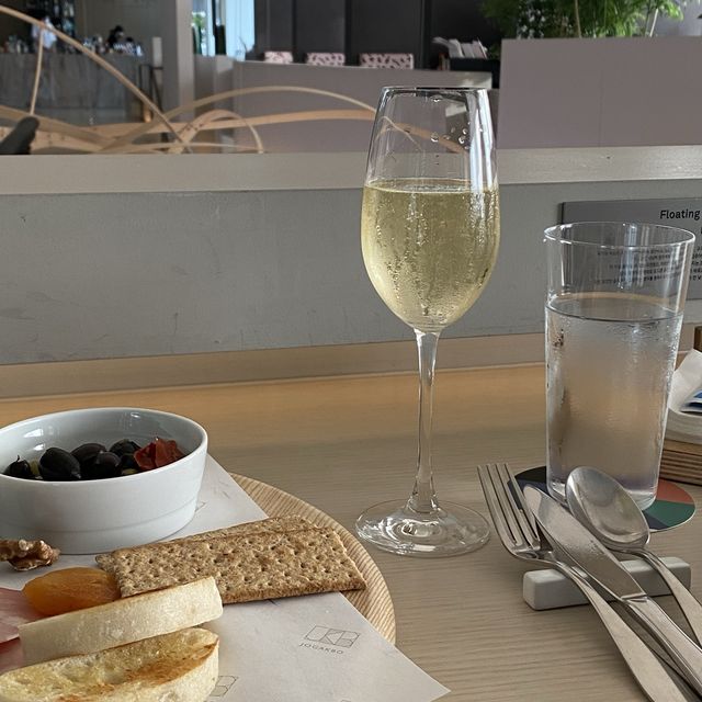 호캉스엔 해피아워! 안다즈는 버블앤바이츠🥂