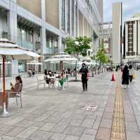 札幌駅前の広場は広くて綺麗です。