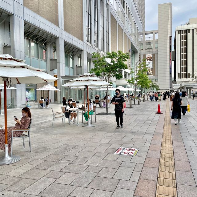 札幌駅前の広場は広くて綺麗です。