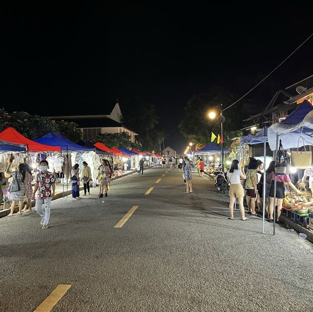 ตลาดกลางคืน หลวงพระบาง