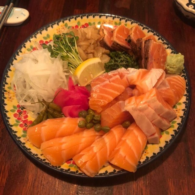 줄 서서 먹는 연남의 연어 맛집 “연어롭다”