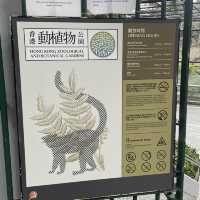 有花有得意動物的市肺 - 香港動植物公園