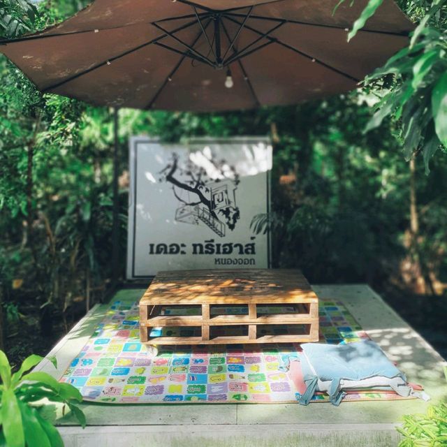 café​ ริมน้ำ​บรรยากาศ​ร่มรื่น
