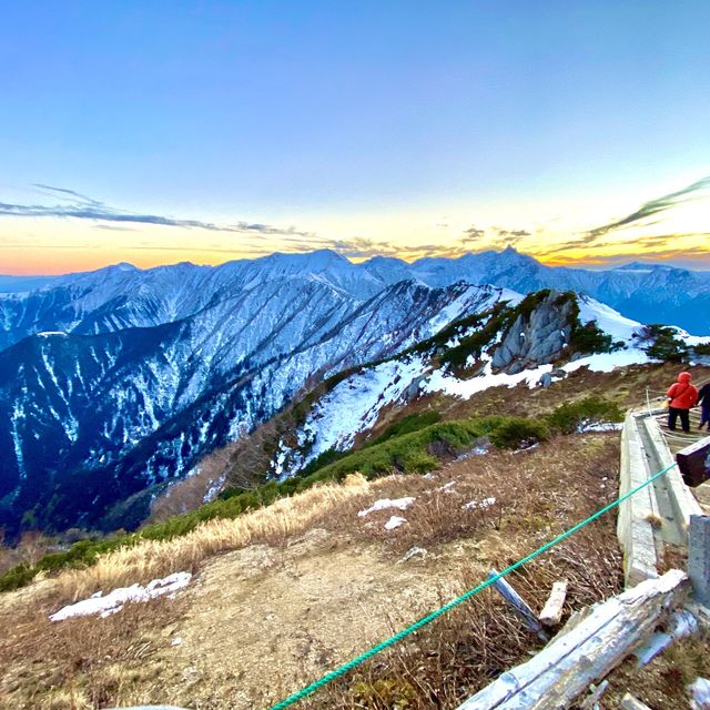 夕焼けに染まる穂高連峰の景色