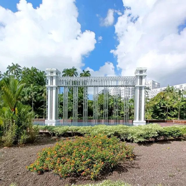 Istana Park - a small city park in Orchard