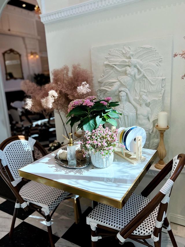 尖沙咀一處滿有法國宮廷風Cafe☕️ 遊走凱旋門吧