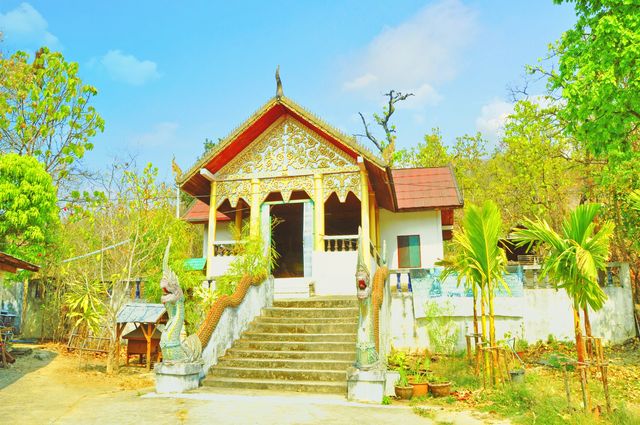 Thai tourism: Visit the beautiful Meena Temple in Pai and climb to the mountaintop to enjoy the scenery with Buddha.