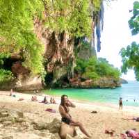 หาดถ้ำพระนาง สวยเด่นตรงวิวถ้ำและเกาะใกล้ๆชายหาด