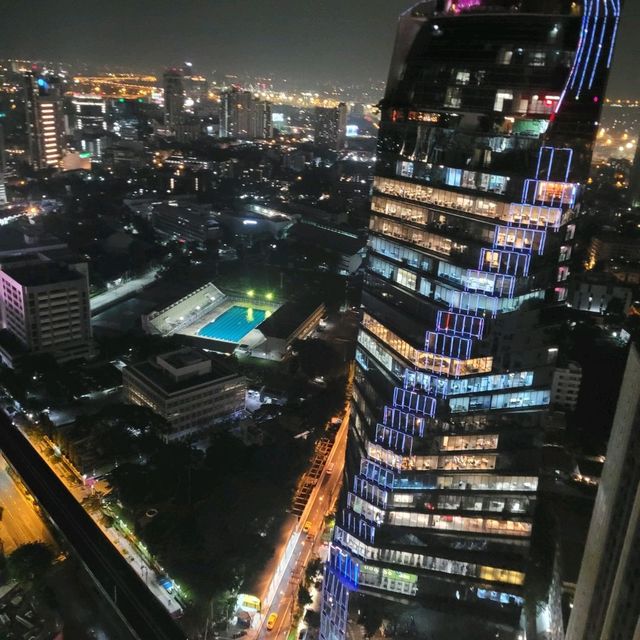 鮮紅色的Rooftop Bar內觀看廣闊夜景